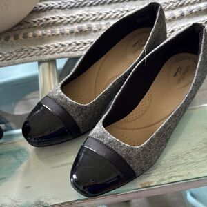 Clarks Women's Black and Gray Flats